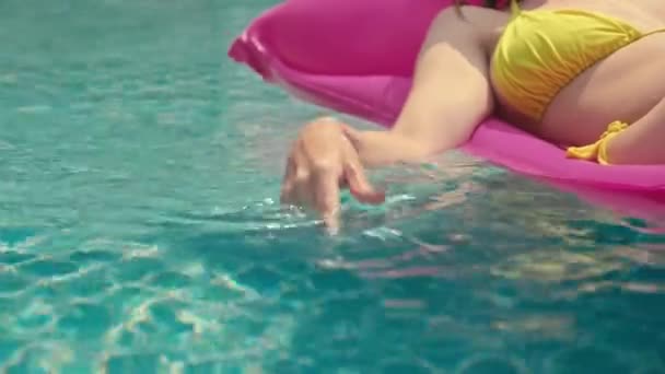 Yüzme Havuzunda Şişme Yatakta Dinlenirken Kadın Elinin Sıçrattığı Orta Boy — Stok video
