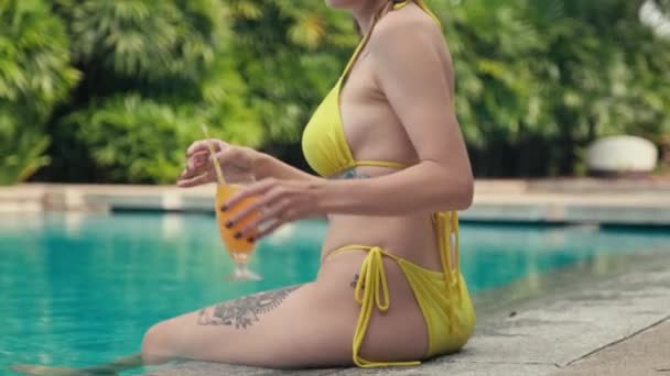 Schnappschuss Einer Jungen Frau Gelben Bikini Die Während Ihres Urlaubs — Stockvideo