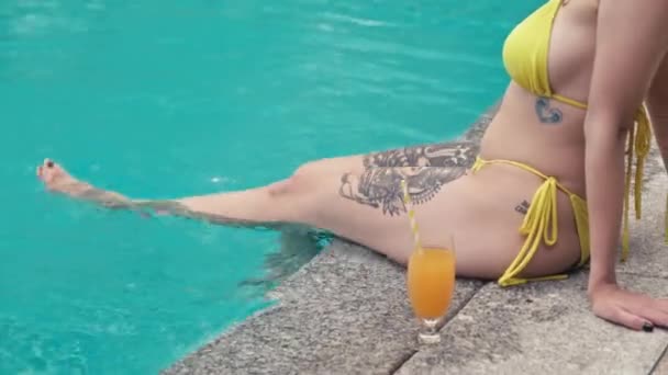 음료와 수영장 수영장에서 여자의 다리의 자른된 — 비디오