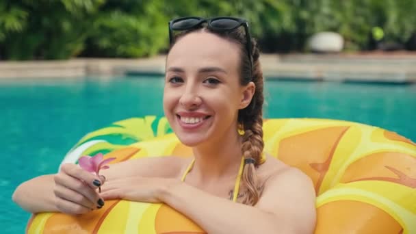 Porträt Der Glücklichen Kaukasischen Frau Mit Blume Entspannen Schwimmbad Mit — Stockvideo