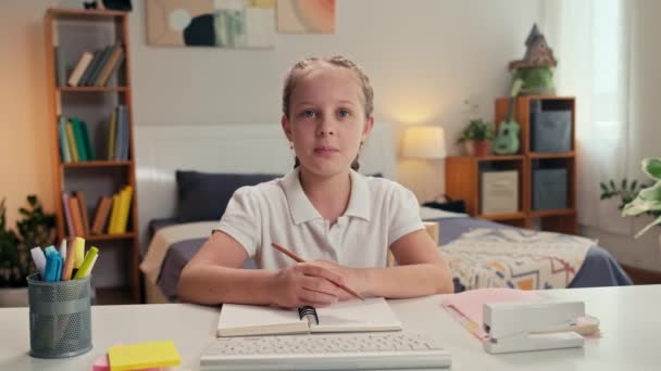 Közepes Felvétel Egy Iskolás Lányról Aki Távolról Csinálja Házi Feladatot — Stock videók