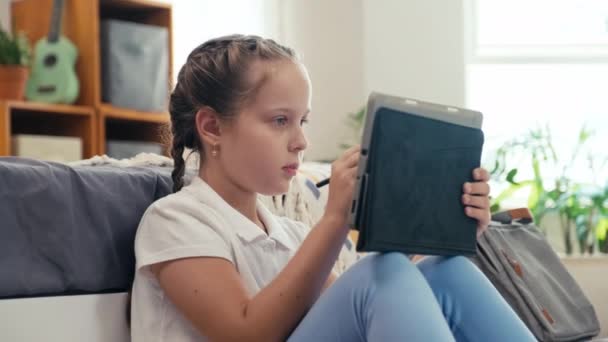 Közepes Felvétel Fiatal Lány Gyerek Segítségével Digitális Tabletta Rajzolni Képet — Stock videók