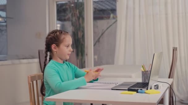 Девочка Подросток Слушает Своего Учителя Делает Заметки Онлайн Классе Ноутбуке — стоковое видео