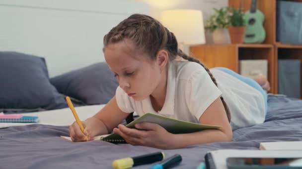 Koraszülött Kreatív Lány Fekszik Ágyon Miközben Történet Másolatot Pihenés Iskola — Stock videók