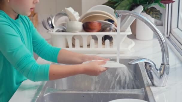 Gehakt Schot Van Vrouwelijke Kind Wassen Platen Alleen Keuken Het — Stockvideo