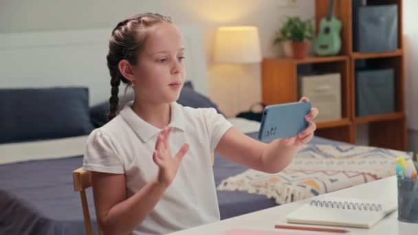 Közepes Lövés Tinédzser Korú Gyermek Beszél Okostelefon Kamera Miközben Online — Stock videók