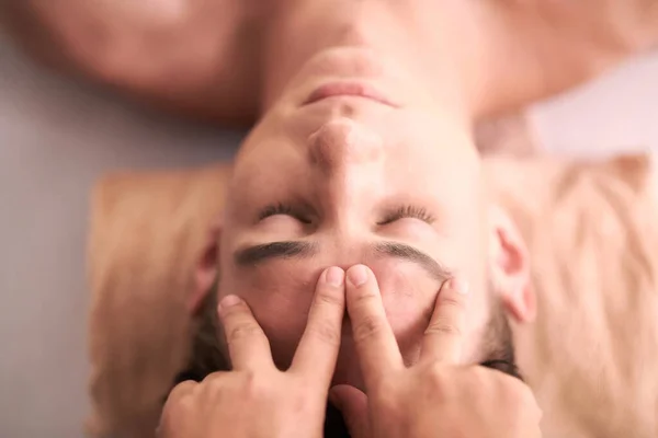 Acima Ângulo Jovem Homem Sereno Recebendo Massagem Facial Luxuoso Salão — Fotografia de Stock