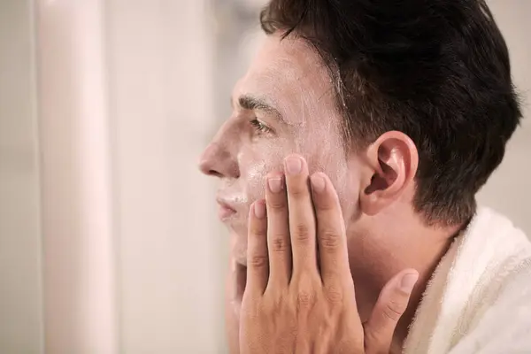 Visão Lateral Jovem Aplicando Máscara Purificadora Rejuvenescedora Seu Rosto Enquanto — Fotografia de Stock