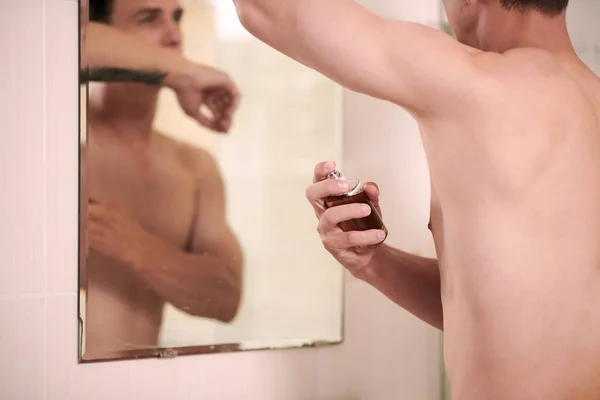 Jovem Homem Topless Aplicando Perfume Axilas Seu Corpo Após Banho — Fotografia de Stock