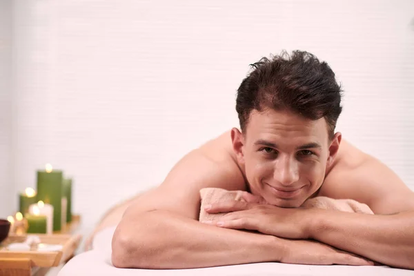 Retrato Jovem Sorridente Relaxando Cama Após Massagem Nas Costas — Fotografia de Stock