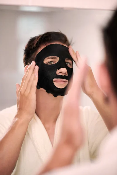Jovem Aplicando Purificação Máscara Folha Preta Após Chuveiro Manhã — Fotografia de Stock