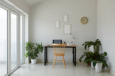 Bilgisayarı açık olan ui ux geliştiricisinin ev ofisi