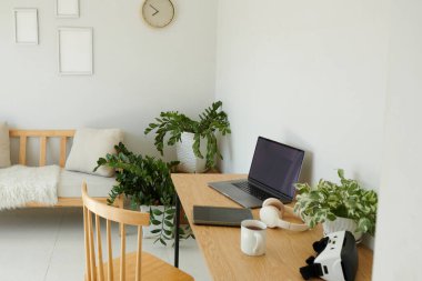 Laptop, tablet bilgisayar, VR kulaklık ve bir fincan kahve.