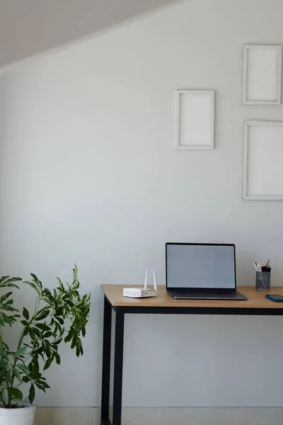 Laptop Empty Screen Next Wifi Router Desk Home Office — Stock Photo, Image