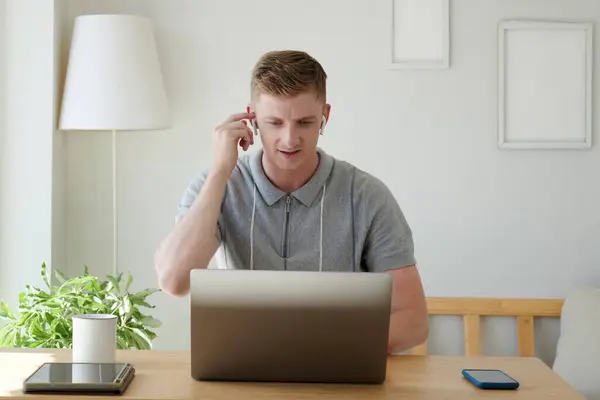 Portrait Young Businessman Wearing Earbuds Video Calling Coworker — Stock Photo, Image