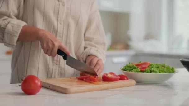 Akşam Yemeği Için Salata Pişirirken Domates Kesen Bir Kadın Resmi — Stok video