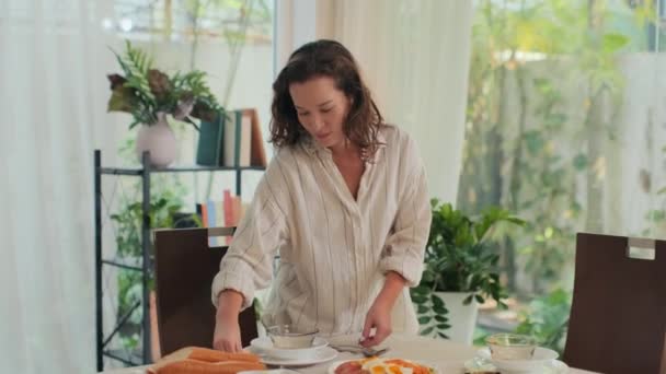 Közepes Adag Fiatal Szolgálja Asztal Tészta Püré Saláta Romantikus Vacsora — Stock videók