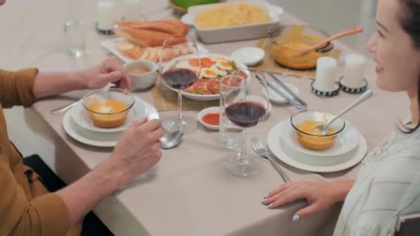 Widok Góry Kochającej Pary Pijącej Wino Podczas Uroczystej Kolacji Domu — Wideo stockowe