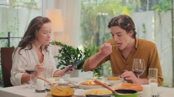 Plan Moyen Jeune Couple Joyeux Mangeant Purée Pour Dîner Romantique — Video