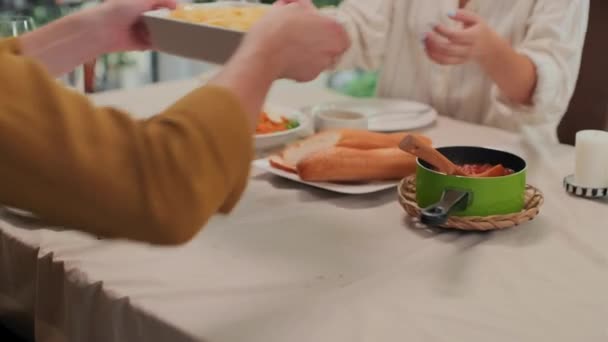 Неузнаваемый Мужчина Дает Тарелку Спагетти Своей Жене Сидя Дома Праздничным — стоковое видео