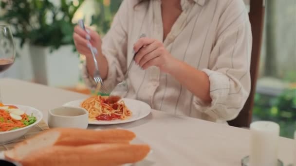 Colpo Medio Giovane Donna Che Gode Pasta Con Salsa Pomodoro — Video Stock