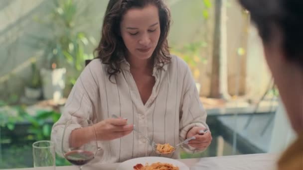 Sobre Ombro Tiro Jovem Mulher Comendo Espaguete Com Molho Tomate — Vídeo de Stock