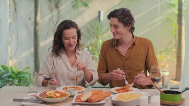 Mittlere Aufnahme Eines Interkulturellen Paares Das Pasta Bolognese Isst Während — Stockvideo