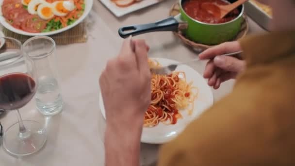Egy Férfi Válllövése Aki Tésztát Teker Villára Miközben Otthon Vacsorázik — Stock videók