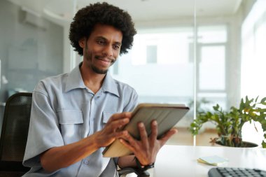 Tablet bilgisayarında heyecanlı başlangıç okuyucu yorumları