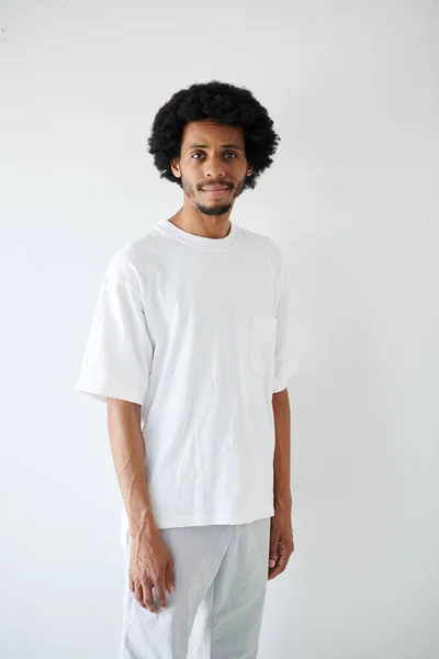 Estudio Retrato Hombre Negro Camiseta Blanca Mirando Cámara — Foto de Stock
