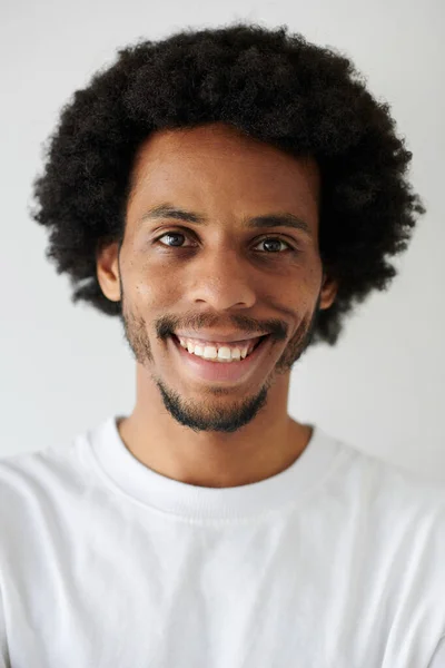 Kameraya Bakan Dişlek Gülümseyen Siyahi Adamın Portresi — Stok fotoğraf