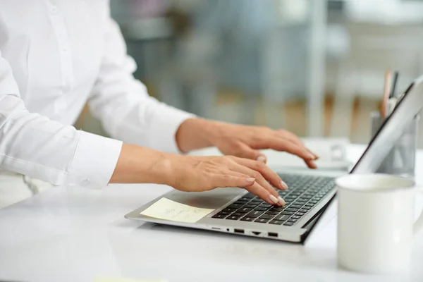 Mãos Gerente Sexo Feminino Trabalhando Laptop Respondendo Mails Relatórios Preenchimento — Fotografia de Stock