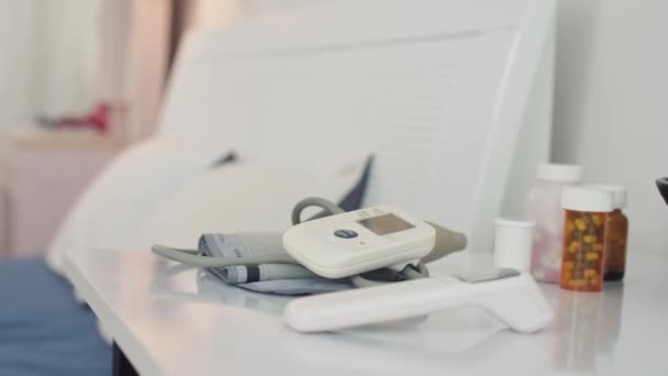 Skoncentruj Się Urządzeniach Pomiaru Ciśnienia Krwi Urządzeniach Pomiaru Temperatury Tabletkach — Wideo stockowe