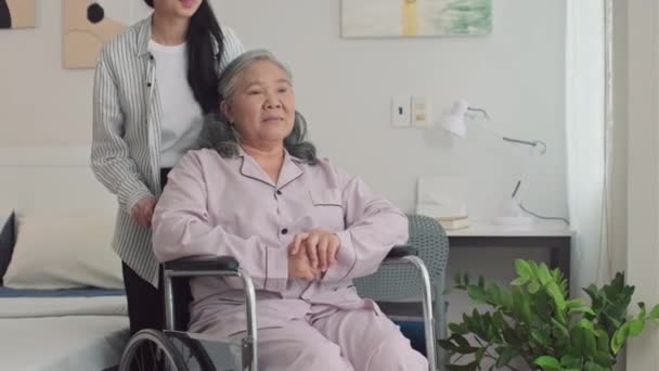 在疗养院探访时 在轮椅上与年迈的母亲交谈的中镜头 — 图库视频影像