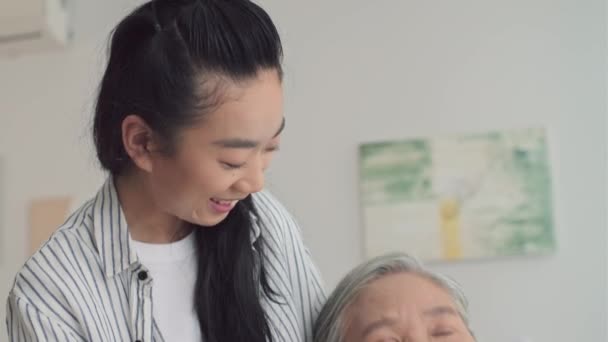 Odchylone Ujęcie Troskliwej Córki Przytulającej Swoją Matkę Niepełnosprawnością Podczas Wizyty — Wideo stockowe