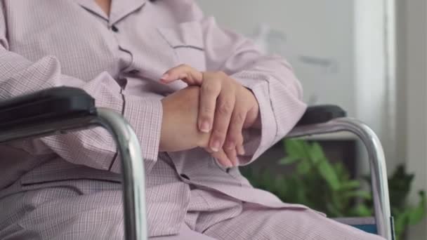 躺在疗养院卧房轮椅上看着窗户的垂头丧气的残疾养恤金领取者 — 图库视频影像