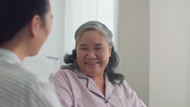 Vista Sobre Hombro Hija Visitando Madre Enferma Con Discapacidad Hospital — Vídeo de stock