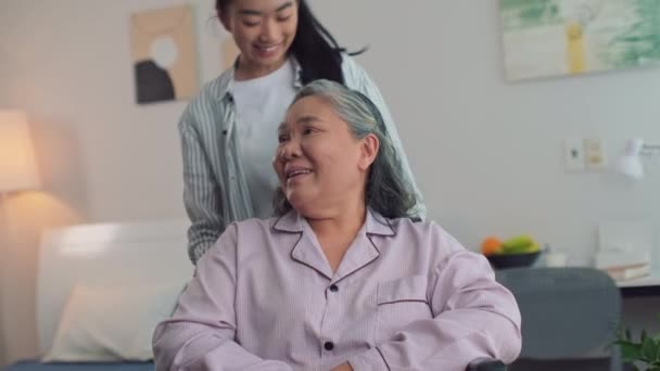 Incline Tiro Filha Jovem Conversando Com Sua Mãe Sênior Sentado — Vídeo de Stock