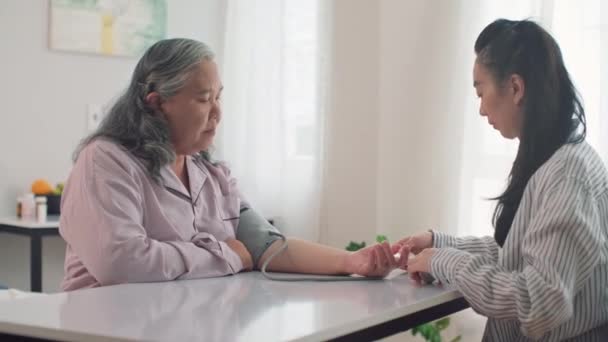 Tiro Médio Jovem Mulher Ajudando Sua Mãe Idosa Medição Pressão — Vídeo de Stock