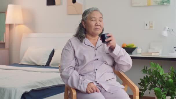 Ritratto Medio Lungo Donna Anziana Seduta Camera Letto Bere Guardando — Video Stock