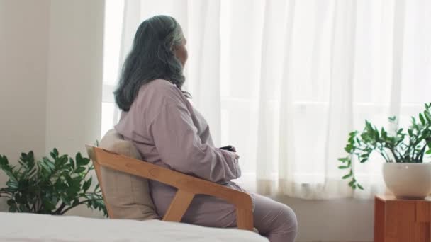 Visszapillantás Idős Élvezi Tea Miközben Ablak Mellett Hálószobában — Stock videók
