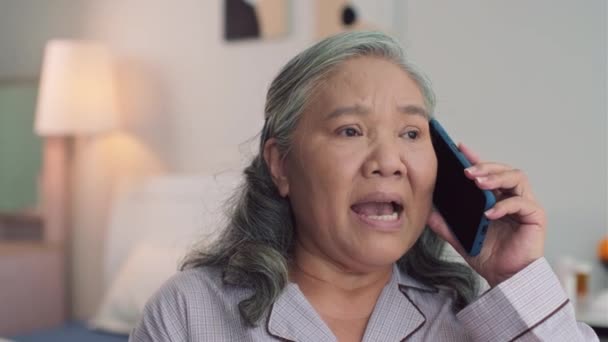 Close Van Vrouwelijke Aziatische Gepensioneerde Praten Mobiele Telefoon Met Haar — Stockvideo