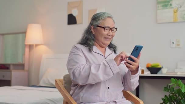Mittlere Aufnahme Eines Älteren Asiatischen Rentners Der Sms Auf Sein — Stockvideo