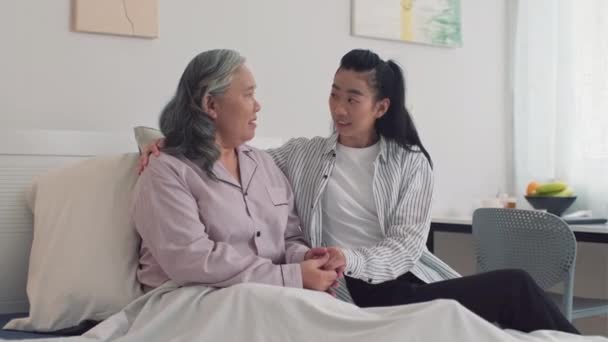 Mittlere Porträtaufnahme Einer Kranken Seniorin Und Ihrer Kleinen Tochter Die — Stockvideo
