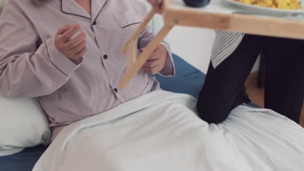 Incline Tiro Filha Gentil Cuidar Mãe Idosa Doente Descansando Cama — Vídeo de Stock