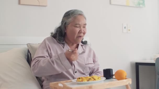 Medelhög Bild Äldre Sjuk Kvinna Pyjamas Äta Frukost Från Bricka — Stockvideo
