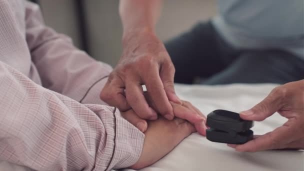 Erkek Elinin Kapanması Kadının Parmağına Oksijen Seviyesini Ölçmek Için Nabız — Stok video