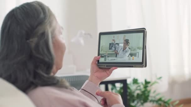 Vista Posterior Una Mujer Anciana Hablando Videollamada Trabajador Médico Una — Vídeos de Stock