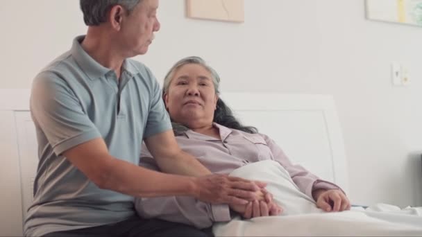 Mittlere Aufnahme Eines Älteren Mannes Der Seine Kranke Frau Unterstützt — Stockvideo