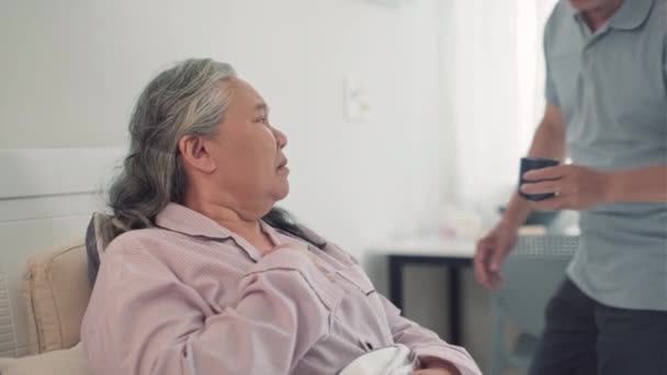 Средний Снимок Старшего Мужа Дающего Своей Больной Жене Чашку Горячего — стоковое видео